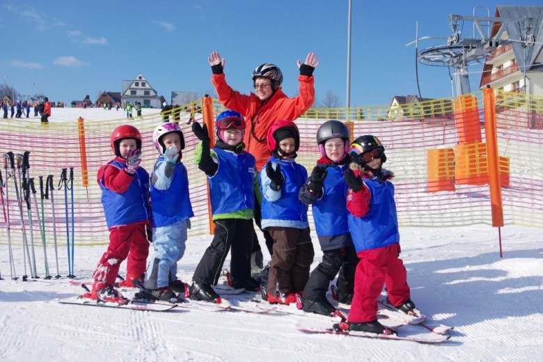 instruktorka narciarstwa z podejściem do dzieci.